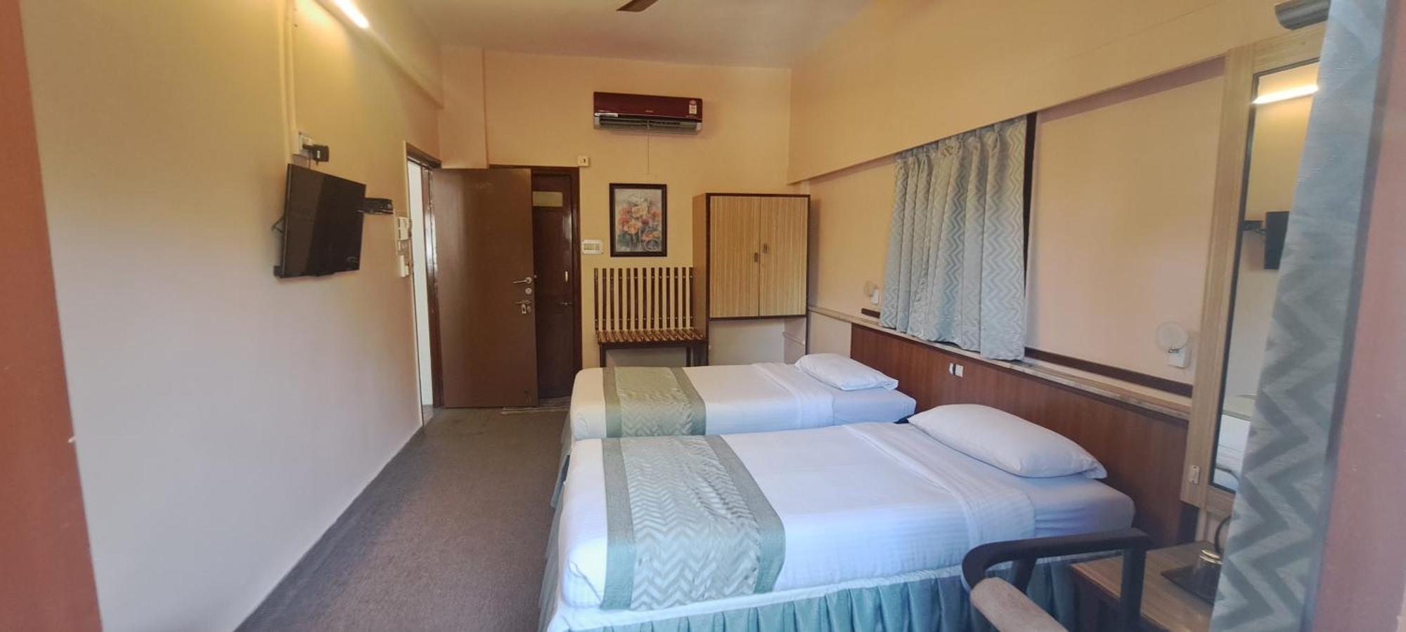 Hotel Swaroop ปูเน่ ภายนอก รูปภาพ