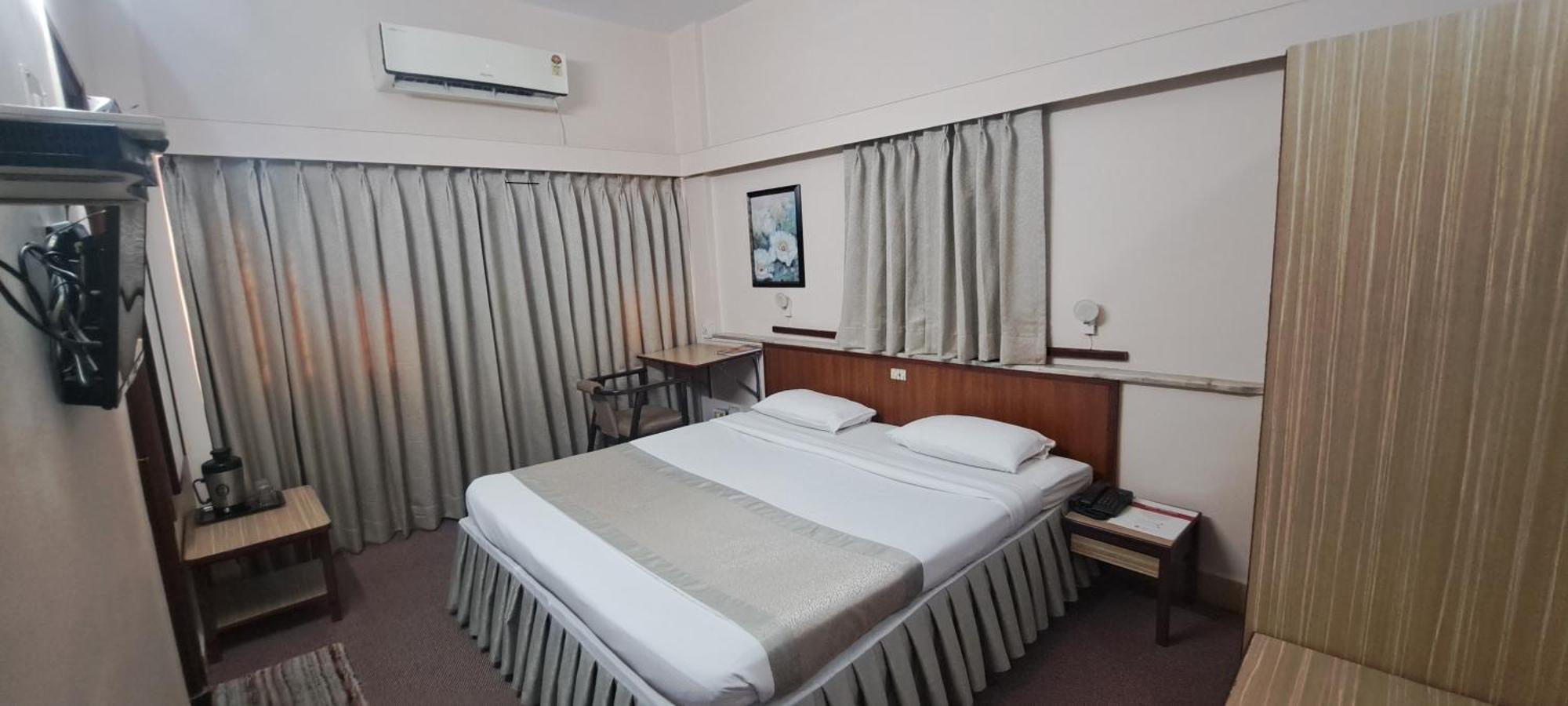 Hotel Swaroop ปูเน่ ภายนอก รูปภาพ