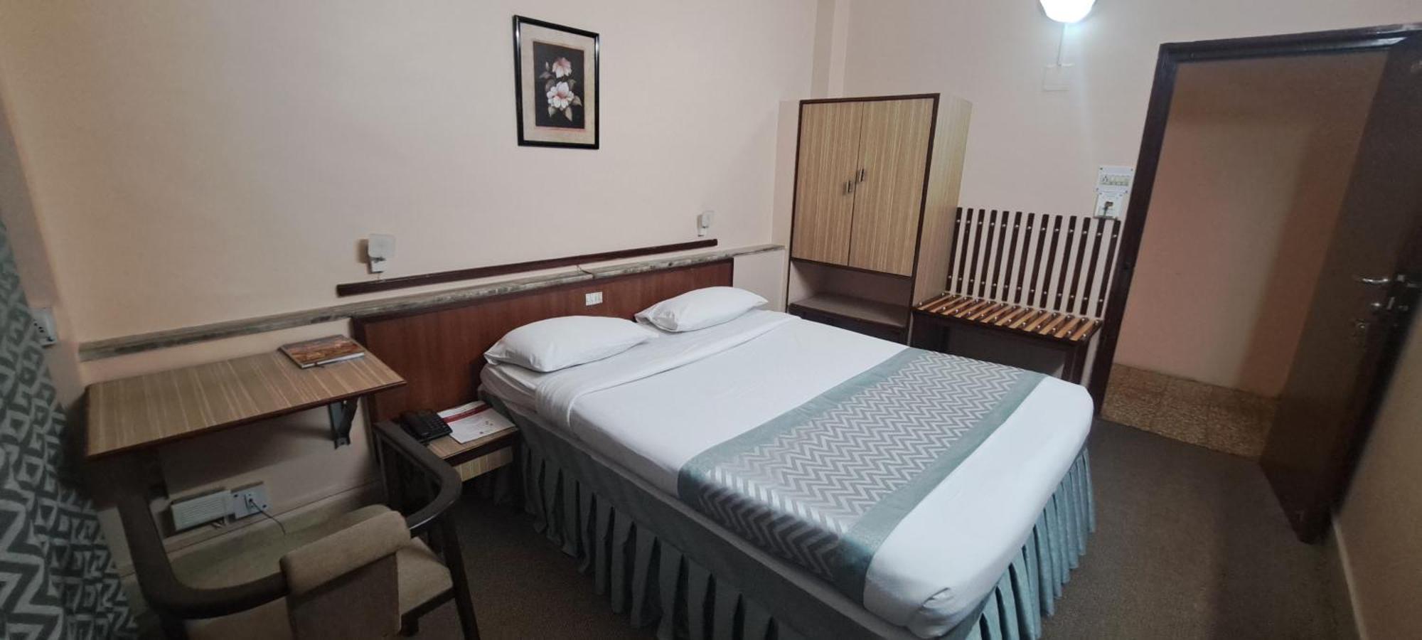 Hotel Swaroop ปูเน่ ภายนอก รูปภาพ