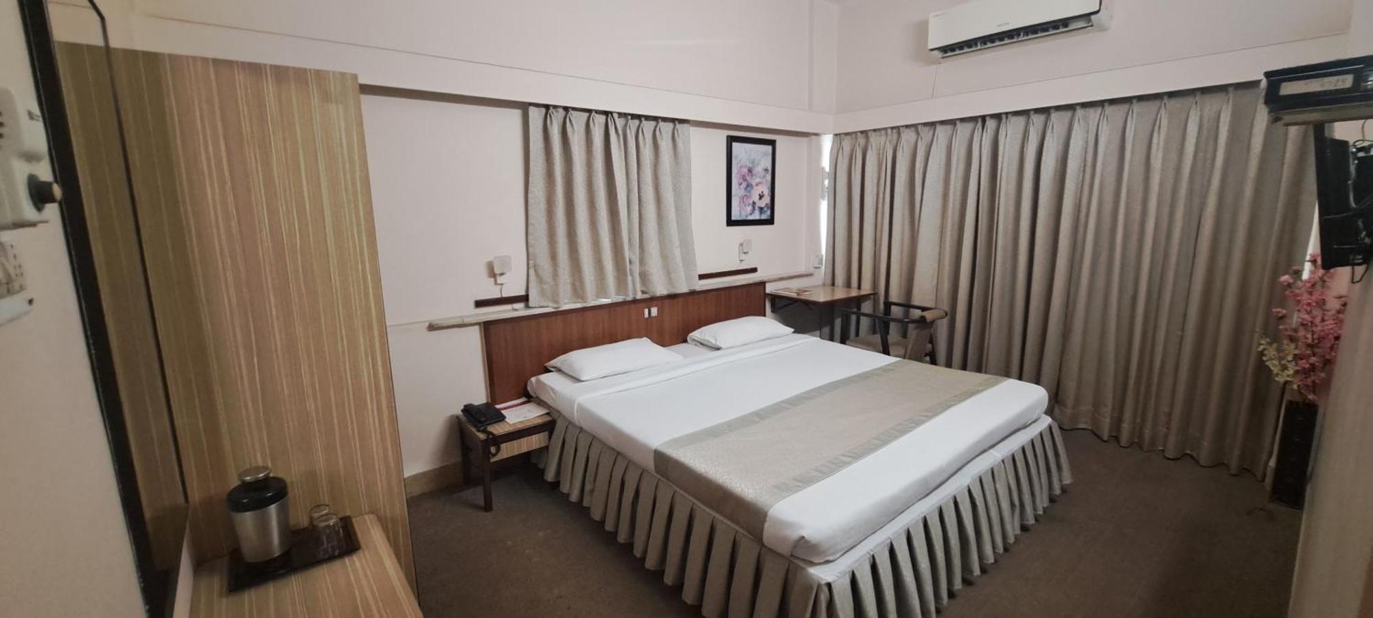 Hotel Swaroop ปูเน่ ภายนอก รูปภาพ