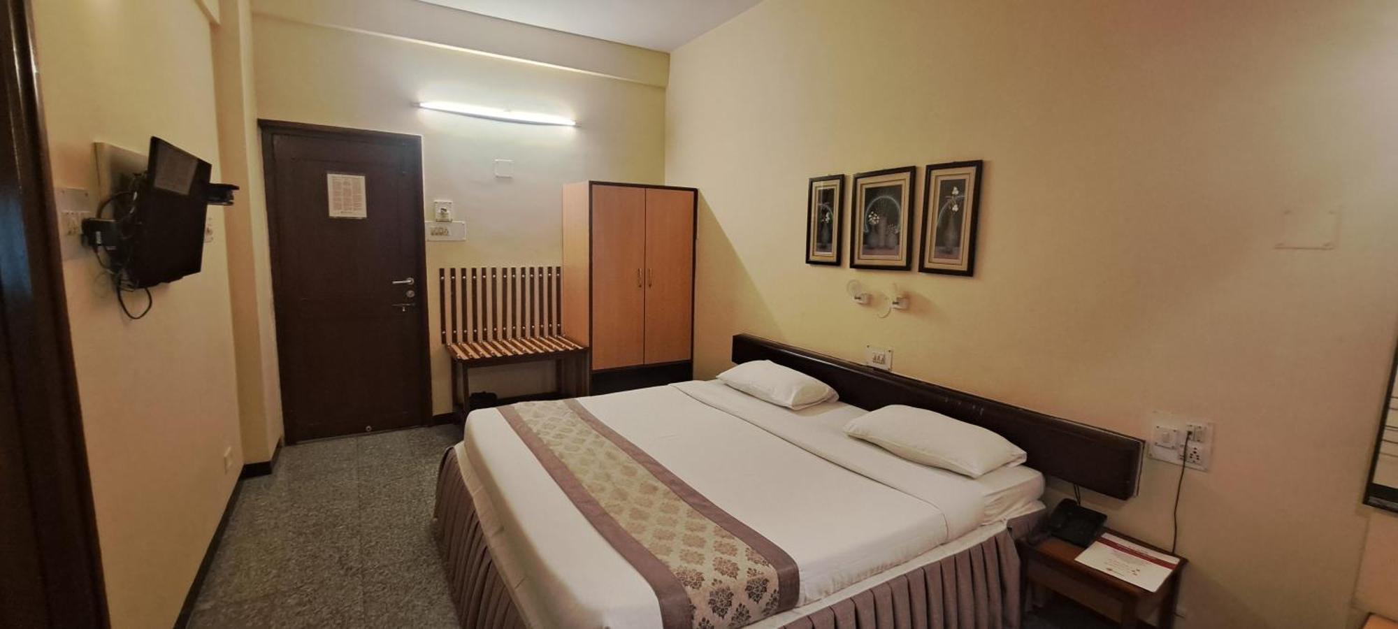 Hotel Swaroop ปูเน่ ภายนอก รูปภาพ
