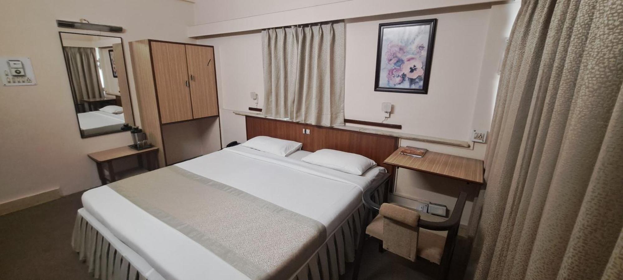 Hotel Swaroop ปูเน่ ภายนอก รูปภาพ