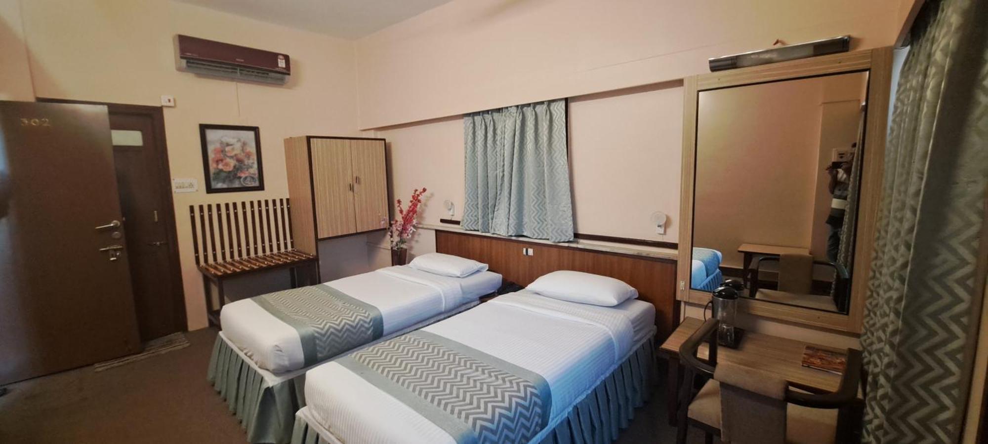 Hotel Swaroop ปูเน่ ภายนอก รูปภาพ