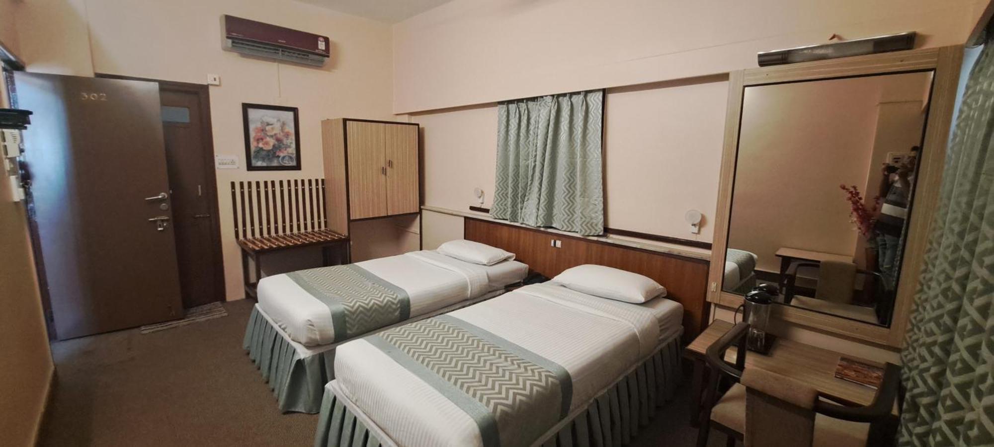 Hotel Swaroop ปูเน่ ภายนอก รูปภาพ